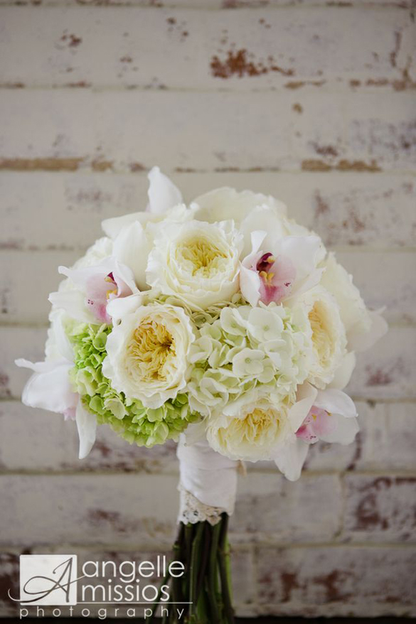 elegant southern white wedding bouquet