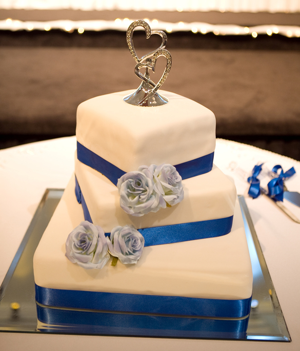 blue and white wedding cake 