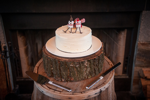Bird cake toppers on rustic wood round stand