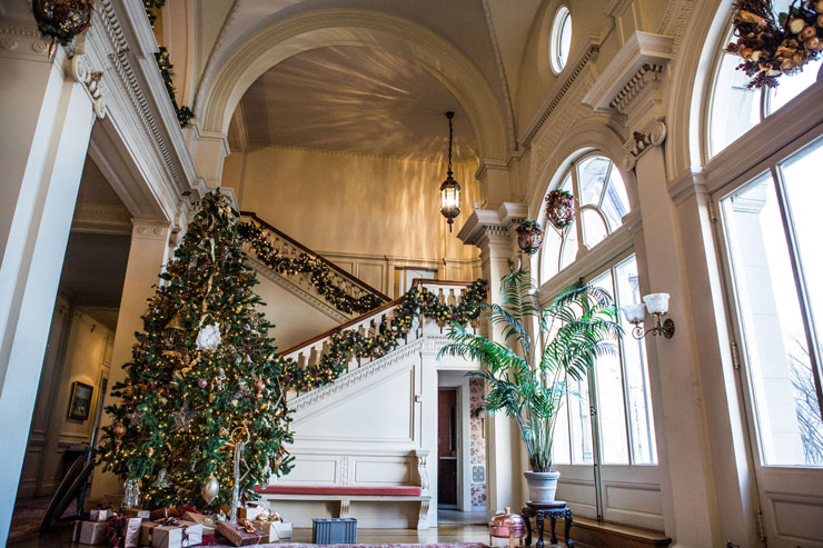 Christmas themed winter wedding at historic Cairnwood Estate